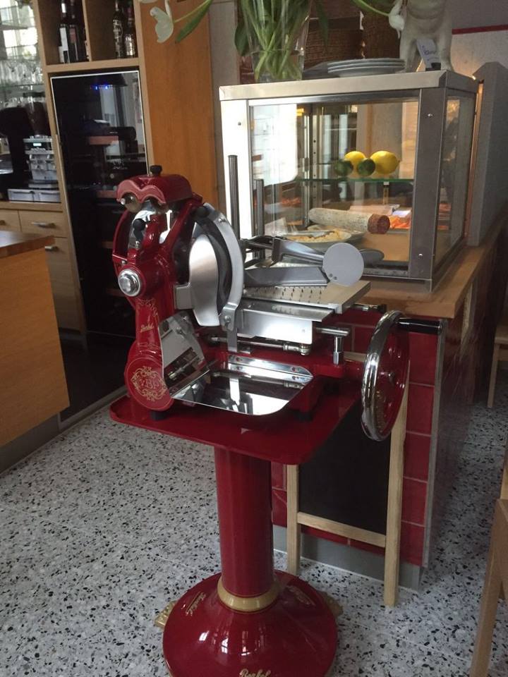 Die rote Aufschnittmaschine